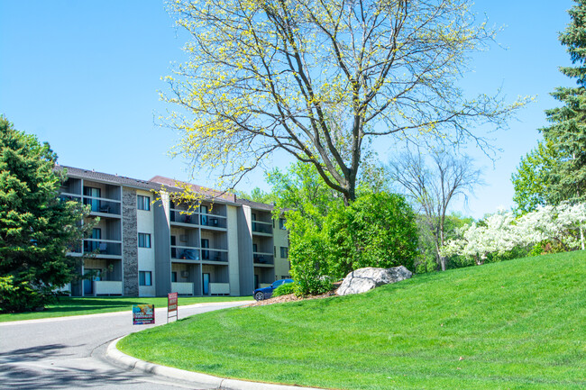 Hunters Ridge in Minnetonka, MN - Foto de edificio - Building Photo