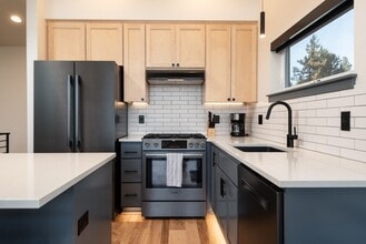 919 NW Roanoke Ave in Bend, OR - Foto de edificio - Building Photo