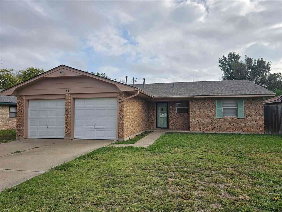 1437 NW Great Plains Blvd in Lawton, OK - Building Photo