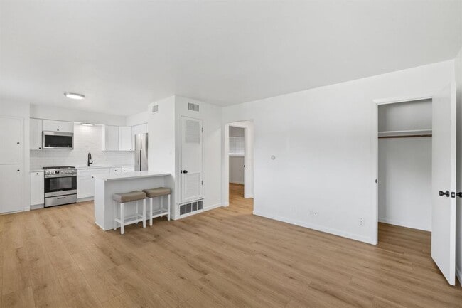 property at 806 E 13th St
