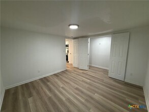 1007 Hackberry St in San Marcos, TX - Foto de edificio - Building Photo