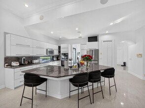 125 Pembroke Dr in Palm Beach Gardens, FL - Building Photo - Building Photo