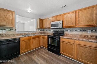 1102 Springwood Dr in Jacksonville, NC - Building Photo - Building Photo