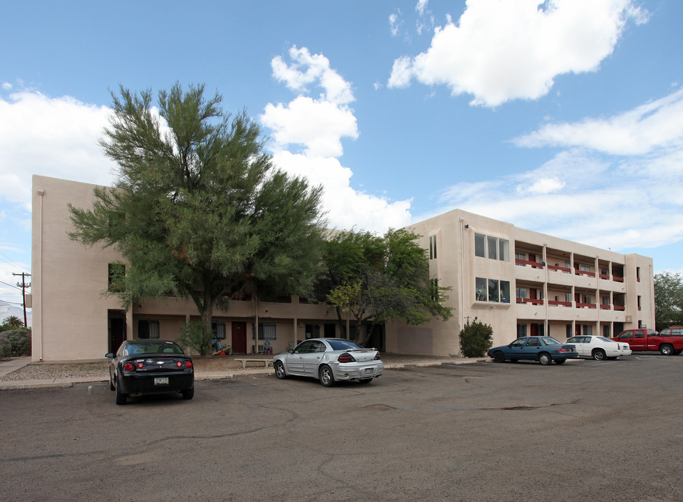 Oasis Apartments in Tucson, AZ - Building Photo