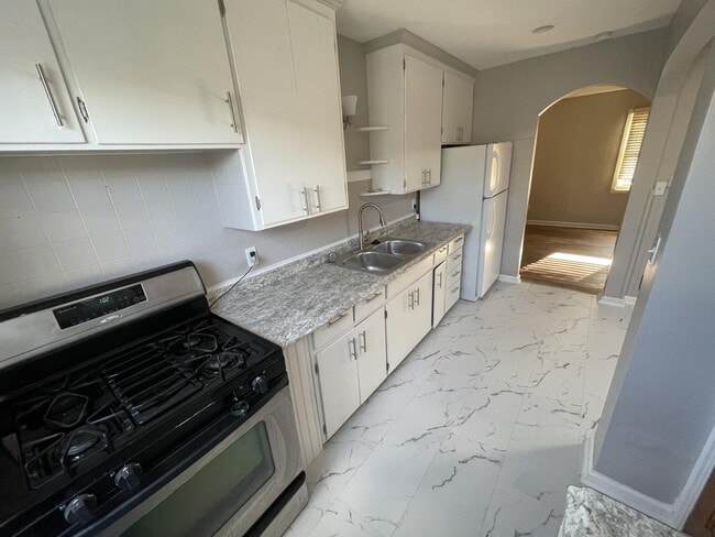 property at 572 Woodbury Ave