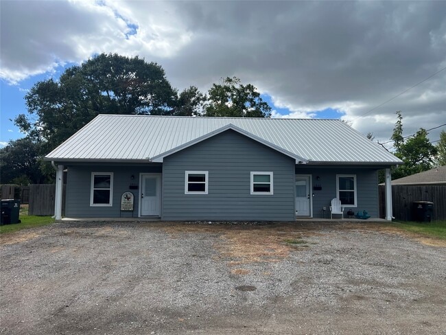 1841 Caroline Ln in Sealy, TX - Building Photo - Building Photo