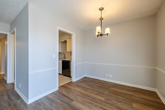 Colonial Plaza Apartments in Council Bluffs, IA - Building Photo - Interior Photo