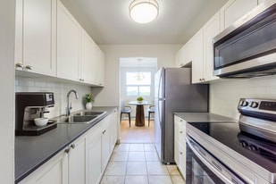 Nottingham Towers in Sarnia, ON - Building Photo