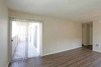 Villa Pacific Apartments in Oceanside, CA - Foto de edificio - Interior Photo