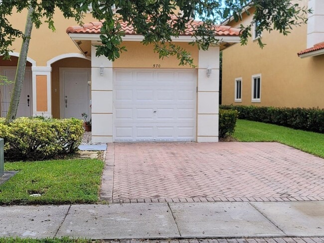 570 Princess Dr in Margate, FL - Building Photo - Building Photo