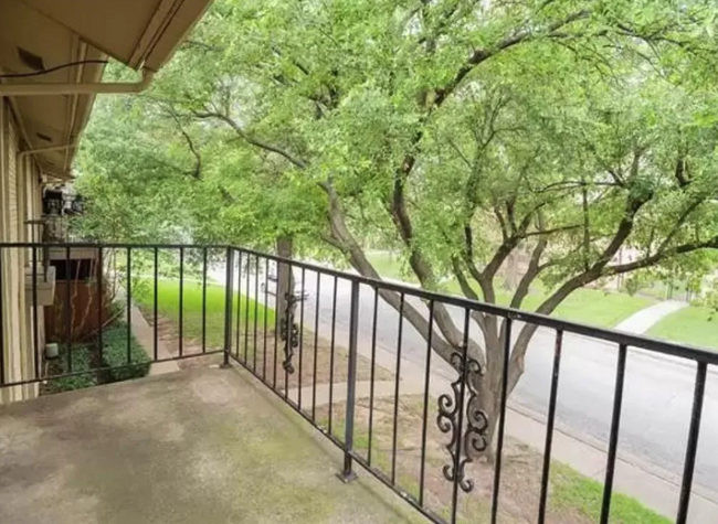 5838 Sandhurst Ln in Dallas, TX - Foto de edificio - Building Photo
