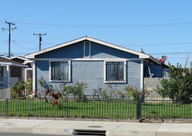 631-633 E Pleasant Valley Rd in Oxnard, CA - Building Photo - Building Photo