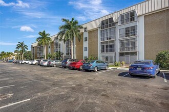 2970 NE 16th Ave, Unit 403 in Oakland Park, FL - Foto de edificio - Building Photo