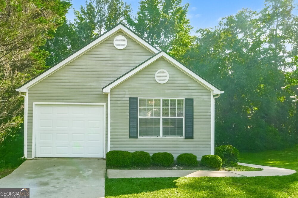 1214 Foxwood Dr in Douglasville, GA - Building Photo