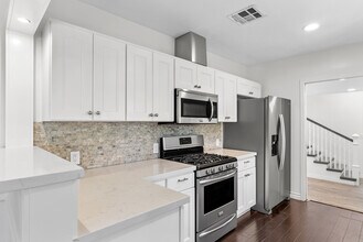 4242 Van Nuys Blvd in Sherman Oaks, CA - Foto de edificio - Building Photo