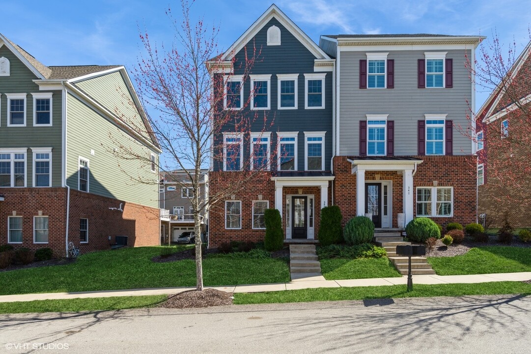 345 Osona Ln in Mars, PA - Foto de edificio