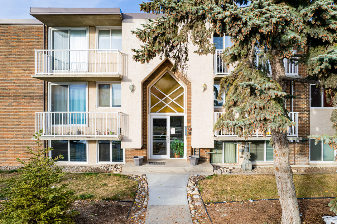 1143 37 St in Calgary, AB - Building Photo