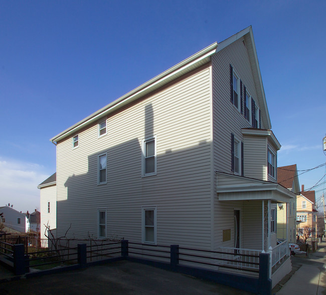 141 Hunter St in Fall River, MA - Foto de edificio - Building Photo