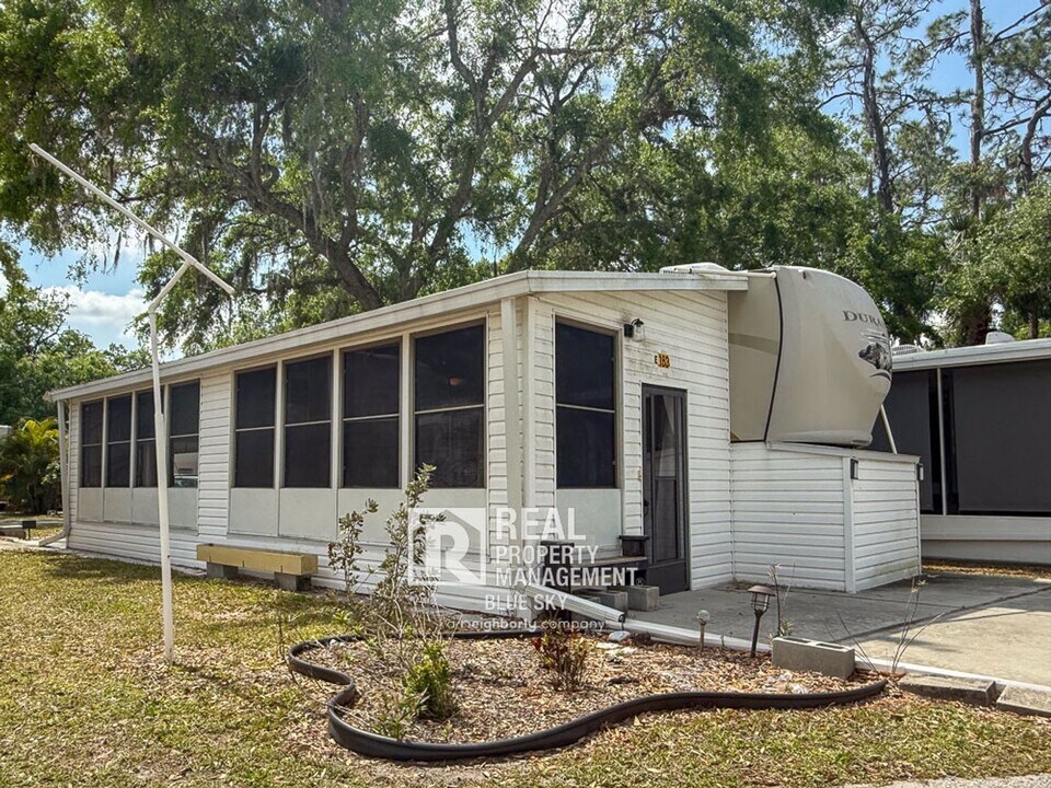 12870 US-92 in Dover, FL - Building Photo