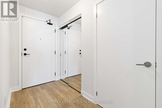 430-4430 Square One Dr in Mississauga, ON - Building Photo - Building Photo