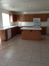 2328 S Fallbrook Dr in Los Banos, CA - Building Photo - Building Photo