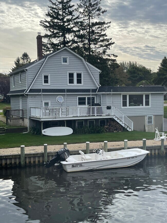 2 Orchard Neck Rd Rentals in Center Moriches, NY