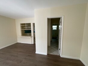 14207 Sylvan St in Los Angeles, CA - Building Photo - Building Photo