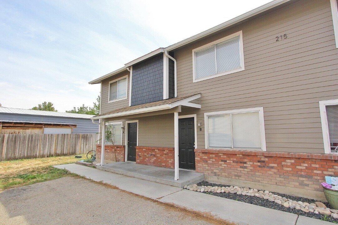 215 E Bird Ave in Nampa, ID - Building Photo