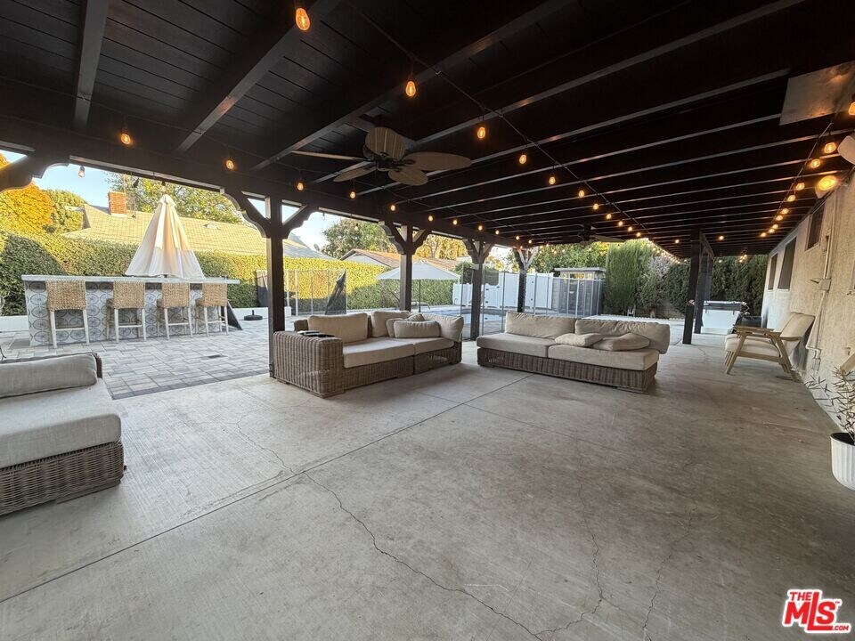 7656 Capistrano Ave in Los Angeles, CA - Building Photo