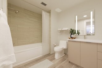 Geneva @ Venice in Culver City, CA - Foto de edificio - Building Photo