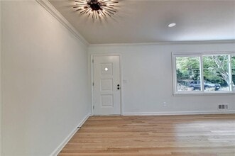 6085 Glenridge Dr in Atlanta, GA - Building Photo - Building Photo