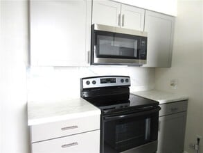 2435 George Nick Connor Dr in New Orleans, LA - Foto de edificio - Building Photo