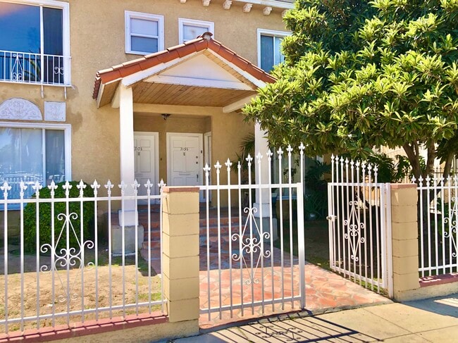 717 N Ridgewood Pl, Unit 717