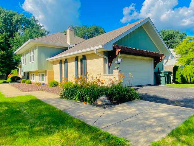 11S639 McGrath Ln in Naperville, IL - Building Photo - Building Photo