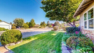 1827 Creekside Rd in Santa Rosa, CA - Building Photo - Building Photo