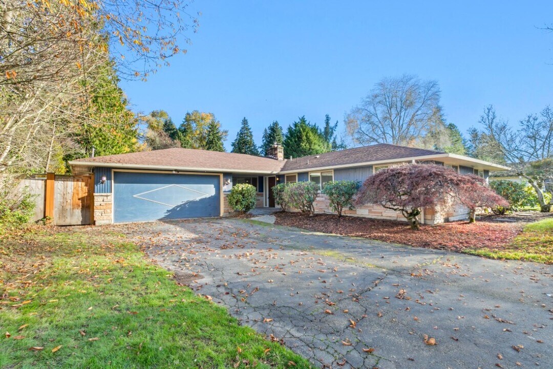 10338 44th Ave NE in Seattle, WA - Building Photo