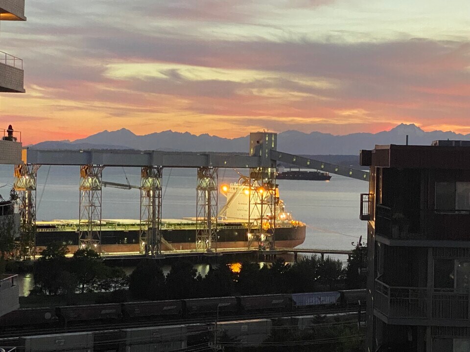 415 W Mercer St, Unit 504 in Seattle, WA - Foto de edificio