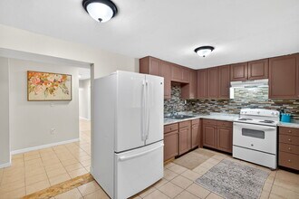 1778 Aquarius Ct in Ft. Myers, FL - Foto de edificio - Building Photo