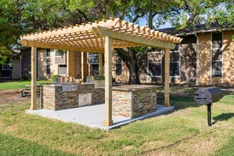 Oakmont Apartment Homes in Arlington, TX - Building Photo - Building Photo