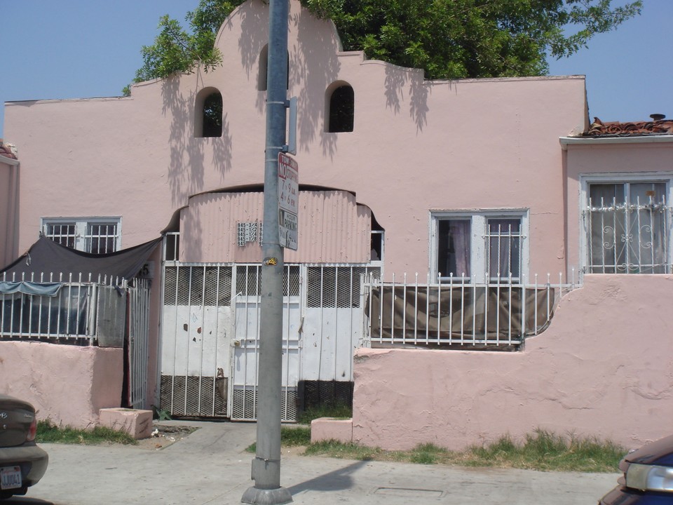 945 E Jefferson Blvd in Los Angeles, CA - Building Photo