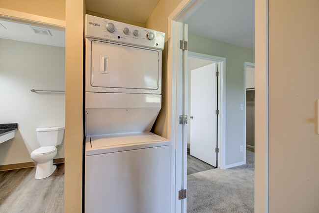 Apple Glen Apartments in New Berlin, WI - Building Photo - Building Photo