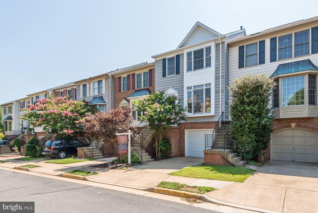 46911 Rabbitrun Terrace in Sterling, VA - Building Photo