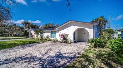 11690 SW 81st Rd in Pinecrest, FL - Building Photo - Building Photo