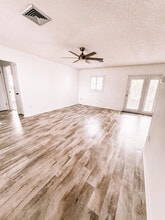 8053 SE Carlton St in Hobe Sound, FL - Building Photo - Building Photo