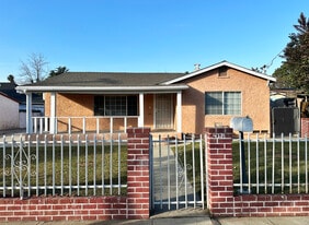 437 E 8th St in Pomona, CA - Building Photo