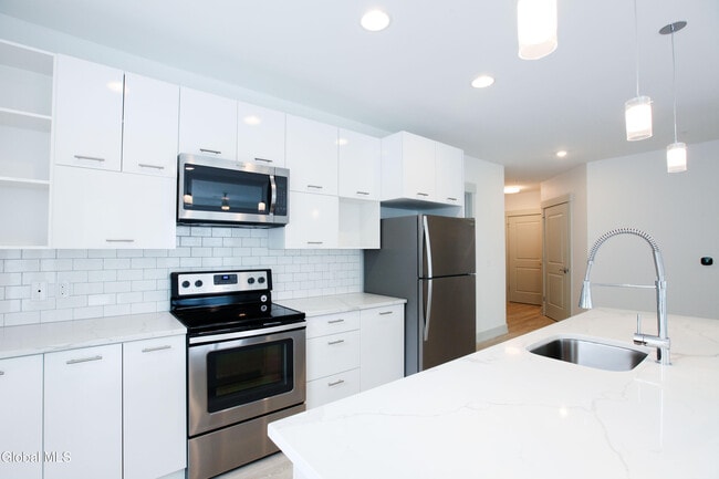 25 Whistler Ct in Saratoga Springs, NY - Foto de edificio - Building Photo