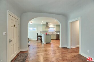 752 N Las Palmas Ave in Los Angeles, CA - Building Photo - Building Photo