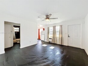 391 NE 42nd Ct in Oakland Park, FL - Building Photo - Building Photo