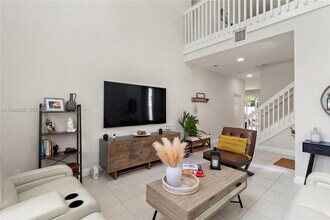 5343 SW 40th Ave in Davie, FL - Building Photo - Building Photo