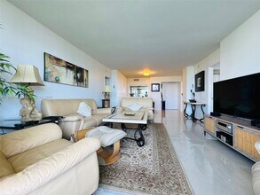 3675 N Country Club Dr in Aventura, FL - Building Photo - Building Photo